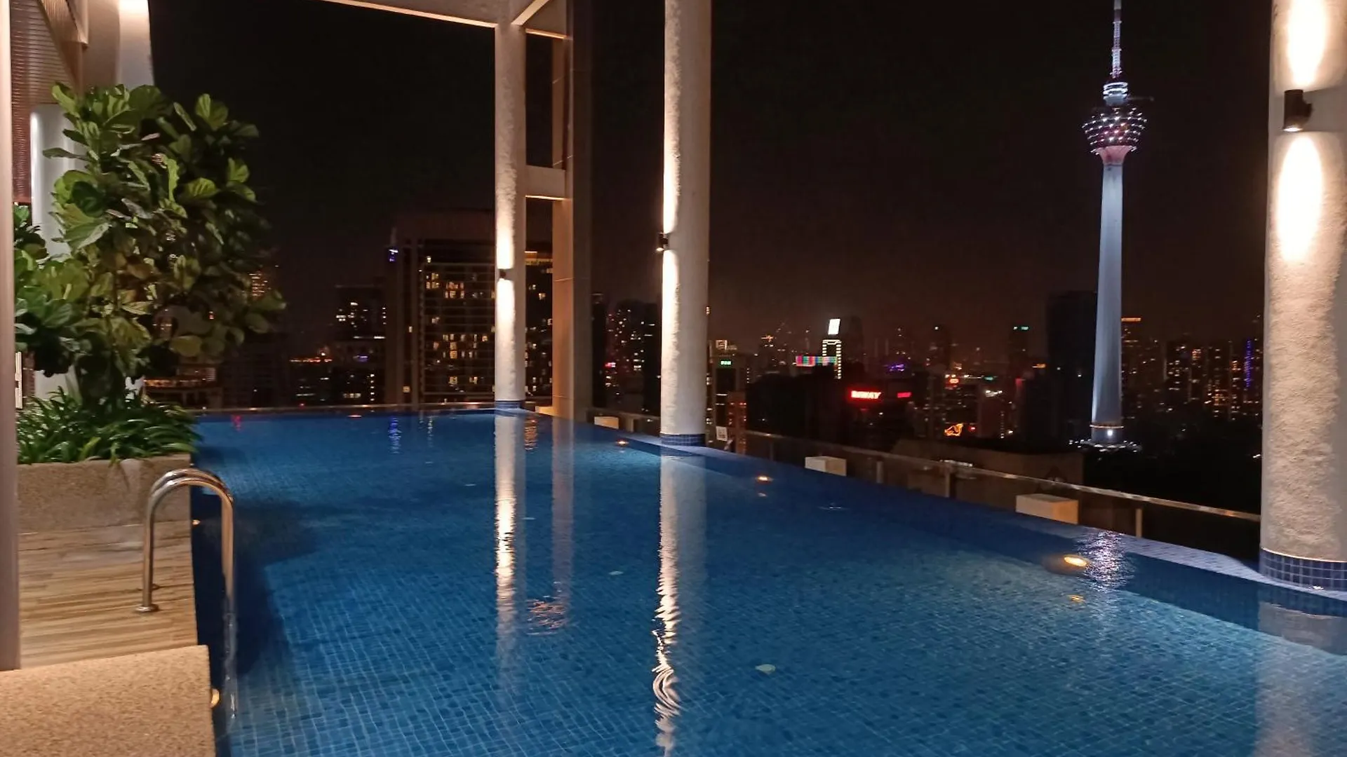 C17B Modern Balcony Infinity Pool Klcc View Lejlighed Kuala Lumpur 0*,  Malaysia