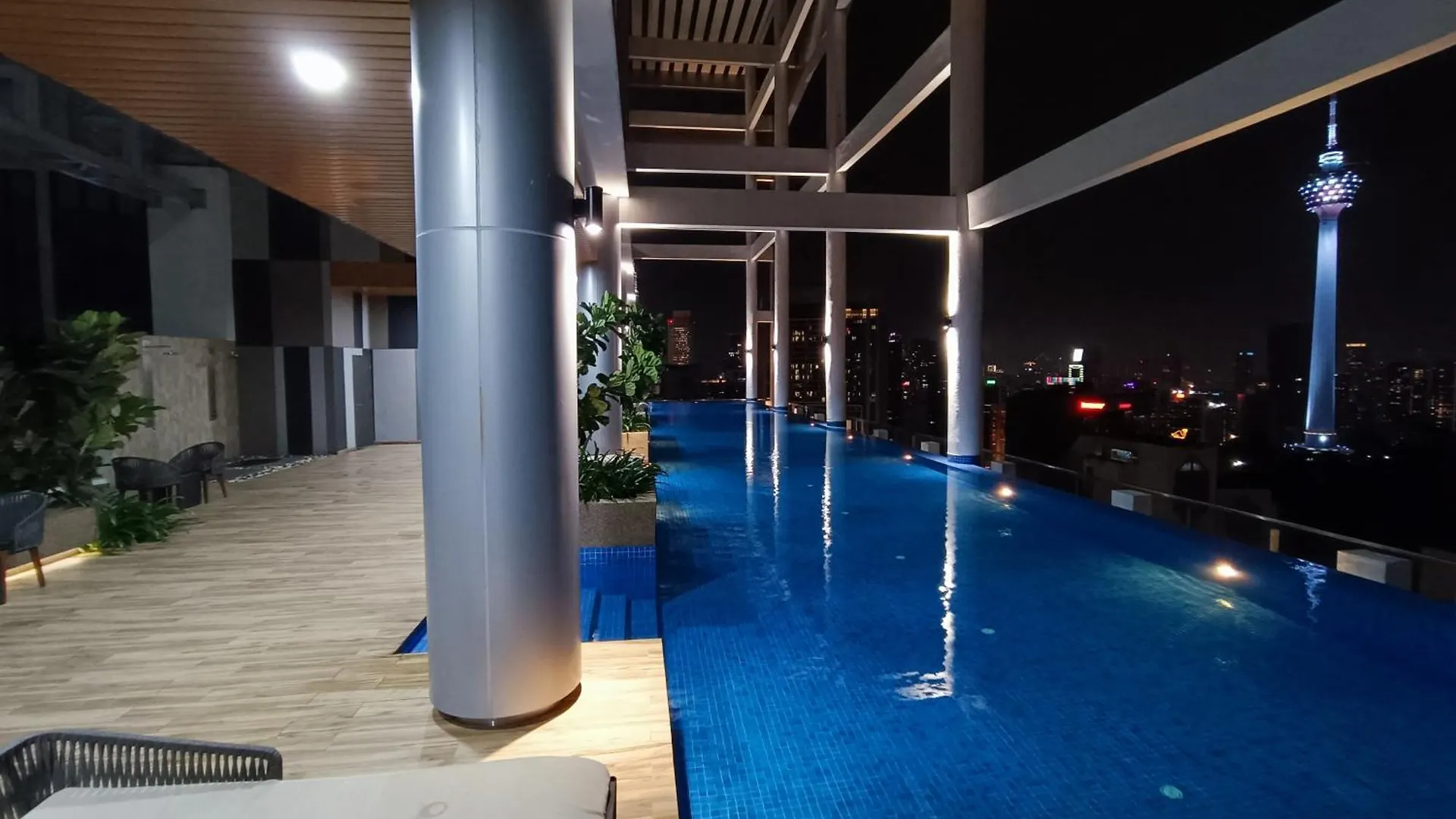 C17B Modern Balcony Infinity Pool Klcc View Apartment Kuala Lumpur