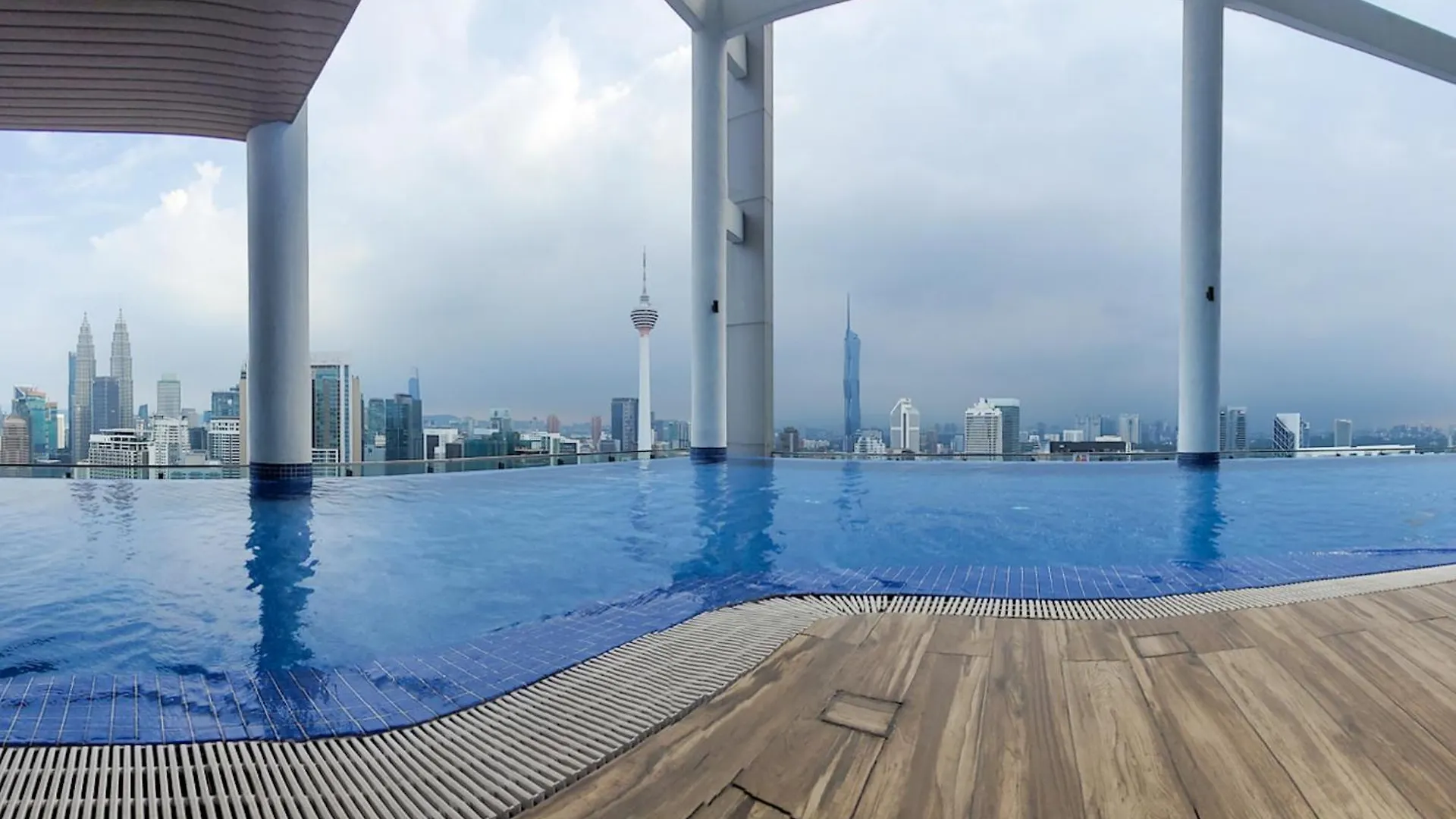 C17B Modern Balcony Infinity Pool Klcc View Apartment Kuala Lumpur