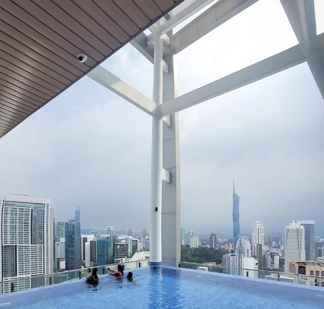 C17B Modern Balcony Infinity Pool Klcc View Apartment Kuala Lumpur